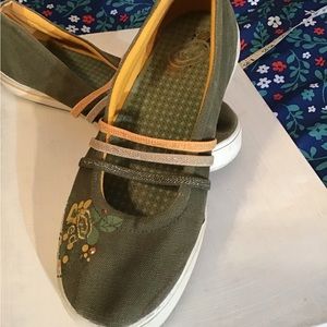 Women’s size 6.5 slip on shoes green color Red by Marc Ecka